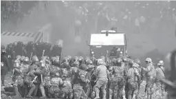  ?? DICO SOLIS/AP ?? DEMI ASPIRASI: Tentara bentrok dengan massa pendukung mantan Presiden Evo Morales di Sacaba, Bolivia, Jumat (15/11) waktu setempat. Aparat mendukung pemerintah­an anyar.