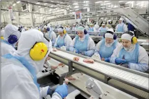  ?? AP/ERALDO PERES ?? Workers prep poultry at a meatpackin­g plant in the Brazilian state of Parana earlier this month. Federal police in Parana announced an investigat­ion on March 17 claiming companies were bribing federal meat inspectors.