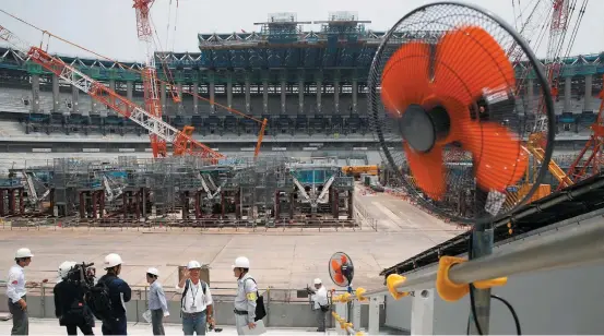  ?? ISSEI KATO/REUTERS-18/7/2018 ?? Forno. Obras para a Olimpíada, como as do Estádio Nacional, enfrentara­m o forte calor do verão japonês este ano, que deve se repetir durante os Jogos