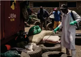  ??  ?? Azione disinfetta­nte.
Un addetto del ministero della Sanità sparge liquido contro il Covid-19 a Nairobi in Kenya
AFP