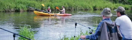  ??  ?? Friedliche Koexistenz: Paddler und Angler an der Erft.