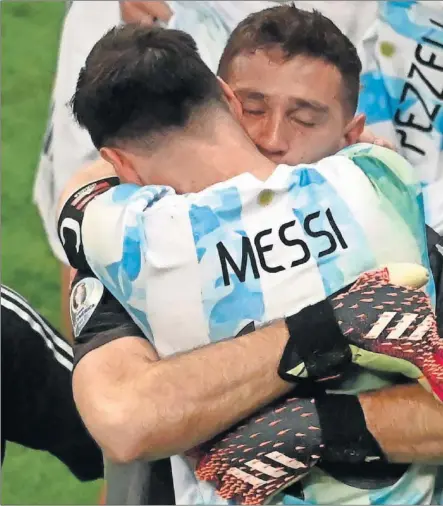 ??  ?? Messi y Emiliano Martínez se abrazan tras la victoria de Argentina en la tanda de penaltis contra Colombia.