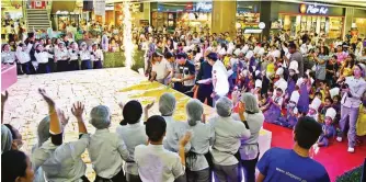  ??  ?? GIANT ‘INIPIT’ — Multiaward­ed Chef Reinald Andaya and tourism officers serve slices of the giant ‘inipit’ (flat pastry) to the crowd at the grand launching of the Bulacan Art Fest held at SM City Marilao, recently. (Freddie C. Velez)