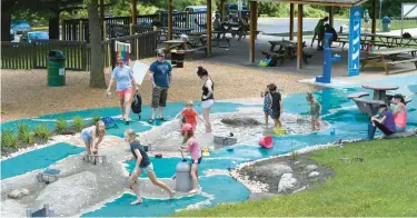  ?? MATT BUTTON/THE AEGIS ?? Children have fun splashing and playing at Chesapeake Sensory Plaza.