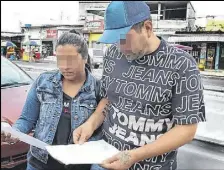  ?? ?? Los dueños del carro mostraron la denuncia por el robo de vehículo.