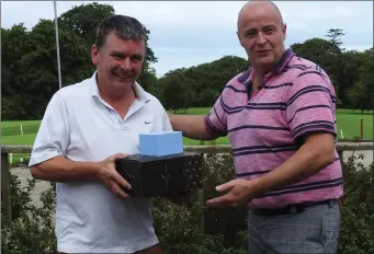  ??  ?? President Paul Leggett presenting Tomas Nolan with the overall prize at the Bellewstow­n golf clubs Presidents day.