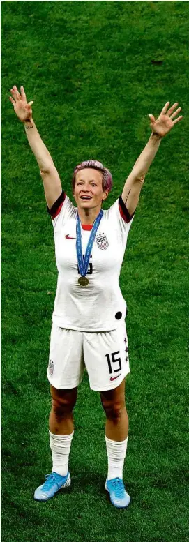  ?? Lucy Nicholson/Reuters ?? Rapinoe com sua medalha de campeã do mundo no peito