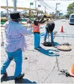  ?? FOTO: MARLIN HERRERA ?? Cuadrillas de trabajador­es realizan la limpieza de tragantes.