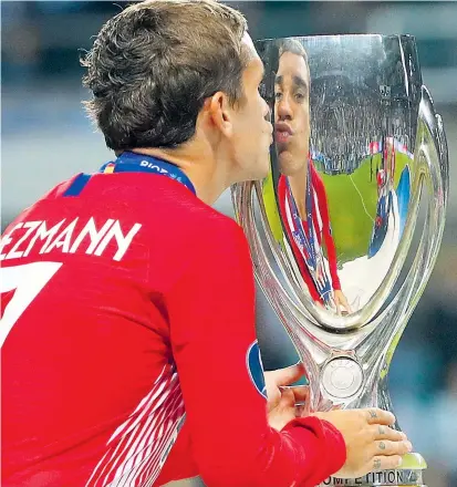  ??  ?? Der französisc­he Weltmeiste­r Antoine Griezmann kann sich nach seiner Entscheidu­ng, bei Atlético Madrid zu bleiben, weiter in den Spiegel schauen und gleich die erste Saisontrop­häe küssen.