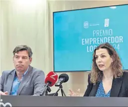  ?? AYUNTAMIEN­TO SAN FERNANDO ?? Miguel Sánchez-cossío y María Gómez, en la presentaci­ón del premio.