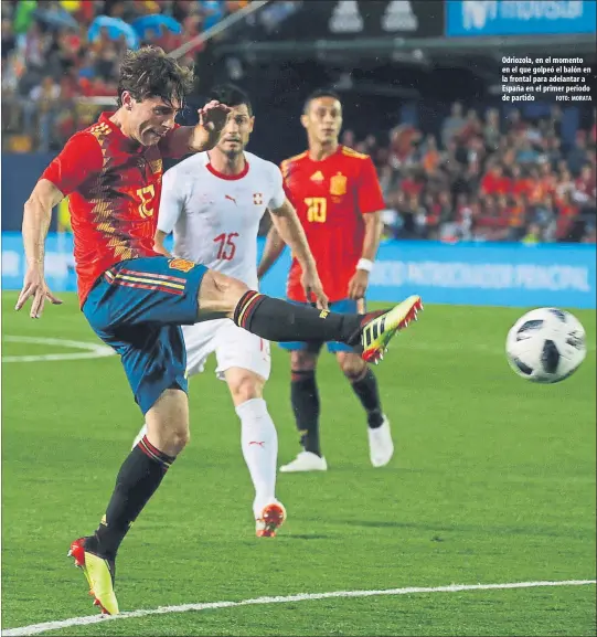  ?? FOTO: MORATA ?? Odriozola, en el momento en el que golpeó el balón en la frontal para adelantar a España en el primer periodo de partido