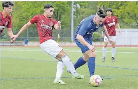  ?? FOTO: BENEDIKT JERUSALEM ?? MSV-Spieler Omar Boudoudou (l.) und sein Team hatten in der Partie gegen Kapellen kein Glück.