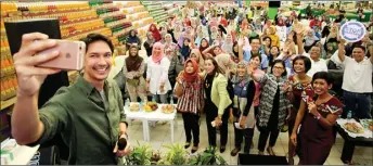  ?? GALIH COKRO/JAWA POS ?? ABADIKAN KESERUAN: Dimas Beck (kiri) ber-selfie bersama peserta Beauty Class-Show Your Beauty di Maspion Square kemarin.