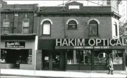  ?? HERITAGE PLANNING, CITY OF HAMILTON ?? The building at King and Hess dates back to the 1800s. This photo from 1988 shows the early days of Hakim Optical’s long reign there.