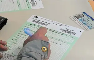  ?? | PHOTO : THIERRY CREUX / OUEST-FRANCE ?? Une personne remplit un document pour faire sa carte d’identité.