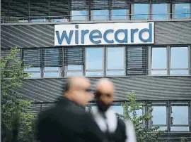  ?? PHILIPP GUELLAND / EFE ?? Agentes de seguridad vigilando la sede de Wirecard, en Munich