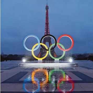  ?? Foto: afp ?? Nachdem das Internatio­nale Olympische Komitee die Vergabe nach Paris bestätigt hatte, leuchteten vor dem Eiffelturm die fünf Ringe, das Symbol von Olympia. FUSSBALL