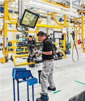  ??  ?? Operacione­s de la alemana HBPO, en Puebla, para surtir consolas, radiadores y bombas de agua para Audi.