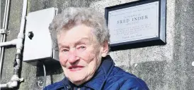  ?? PHOTO: LAURA SMITH ?? Proud moment . . . Alva Inder unveils the memorial plaque dedicated to her husband Fred on Tuesday.