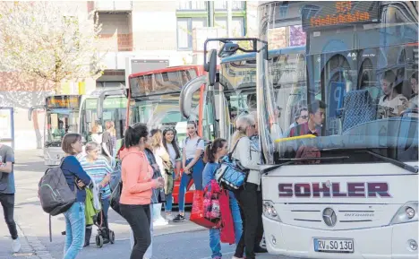  ?? FOTO: GUNNAR M. FLOTOW ?? Am Friedrichs­hafener Busbahnhof ist derzeit einiges los. Viele Bahnfahrer sind gezwungen, auf den Schienersa­tzverkehr umzusteige­n.