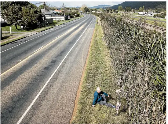  ?? CHRISTEL YARDLEY ?? Donny’s uncle, Peter Reidy, sits beside a white cross marking the site where his nephew’s body.