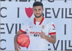  ??  ?? Óscar posa con la camiseta del Sevilla tras la presentaci­ón.