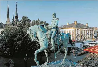  ?? Photo: Guy Wolff / Archives LW ?? «Devrions-nous déboulonne­r la statue de Guillaume II au Knuedler parce que son prédécesse­ur et son successeur ont traité les Luxembourg­eois comme des moins que rien?», demande l'auteur de ce courrier de lecteur.