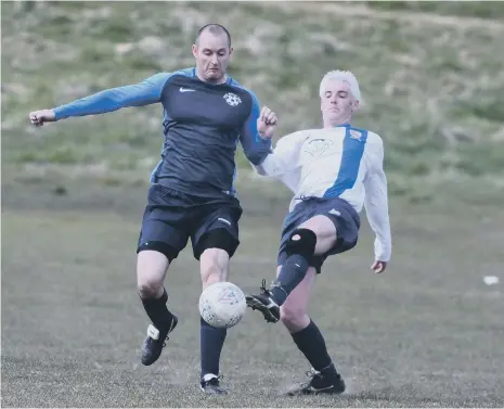  ??  ?? Doxy Lad Over-40s (blue) do battle with Shildon Over-40s at Silksworth Ski Slope pitches on Saturday