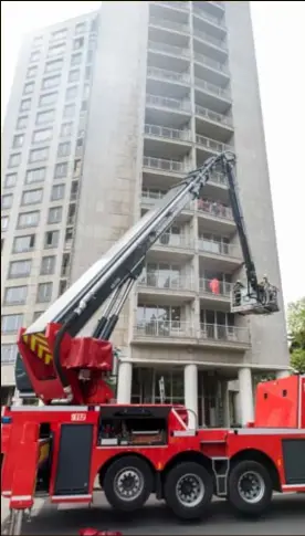  ?? FOTO WIM HENDRIX ?? Op de vijfde verdieping van de woontoren aan het Kielpark was een fictieve woningbran­d uitgebroke­n.