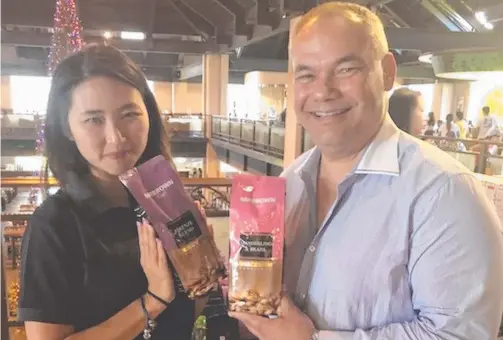  ??  ?? Mayor Tom Tate in Taiwan with a representa­tive of King Car Internatio­nal, Taiwan’s largest coffee producer to discuss retail expansion.