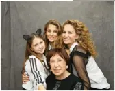  ??  ?? Lola Casademunt posa junto a Maite Casademunt y sus dos nietas con prendas de la nueva colección de la marca.