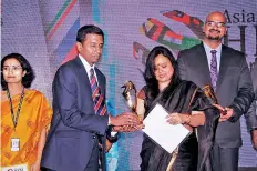  ??  ?? Anuruddha Gamage, Senior Manager – Human Resources, Hayleys Plantation Sector, accepting the ‘Award for leading HR practices in quality work-life’ at the Asia Pacific HRM Congress