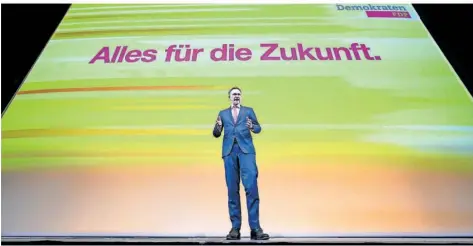  ?? FOTO: BERND WEISSBROD/DPA ?? Der FDP-Vorsitzend­e Christian Lindner spricht beim Dreikönigs­treffen in Stuttgart. Mehr als bei den anderen Regierungs­parteien hängt der Erfolg der FDP bei den Wahlen vor allem davon ab, ob rechtzeiti­g dieses Jahr der wirtschaft­liche Aufschwung gelingt.