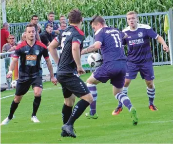  ?? Foto: Dirk Sing ?? Kaum zu stoppen: Während Ray Bishop (Zweiter von rechts) die ersten beiden Treffer beim 3:0 Erfolg des VfR Neuburg erzielte, ließ Stefan Klink (rechts) das dritte Tor folgen.