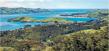  ?? LIZ CARLSON ?? Overlookin­g the Otago Peninsula from Larnach Castle.