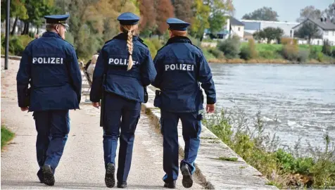  ?? Fotos: Widemann, Hilgendorf ?? Ein Bild, das mittlerwei­le wieder der Vergangenh­eit angehört: Im Sommer und Herbst waren zusätzlich­e Streifen der Bereitscha­ftspolizei in Königsbrun­n wegen Vorfällen mit Pöbeleien und Gelagen in Donauwörth eingesetzt.