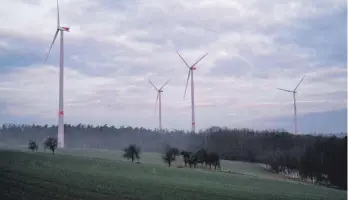  ?? SYMBOLFOTO: DANIEL VOGL,/DPA ?? In der Gemeinde Ostrach sind einige Vorrangflä­chen für Windkrafta­nlagen vorgesehen.