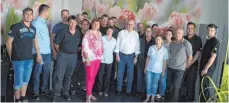  ?? FOTO: PM ?? Gruppenbil­d mit Kauder: Der Abgeordnet­e bei seinem EZU-Besuch.