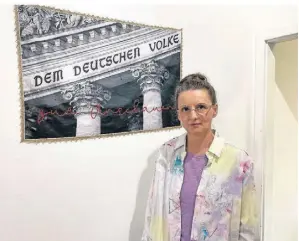  ?? FOTO: PONTZEN ?? Die Künstlerin Menia zeigt ihre Werke zum Thema „Zeitenwend­e“im E71. Die rote Schrift hat sie gestickt.
