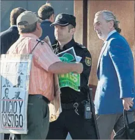  ?? JAVIER LIZÓN / EFE ?? Acusados por la trama Gürtel entran en la Audiencia Nacional