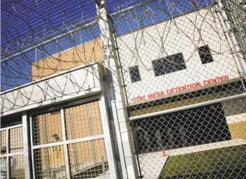  ??  ?? Entrada principal al Centro de Detención Otay Mesa en el sur de San Diego.