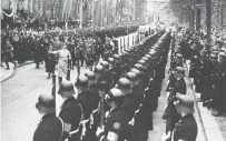  ?? FOTO: BUNDESARCH­IV/WIKICOMMON­S. ?? SS-Militär zusammen mit Adolf Hitler.