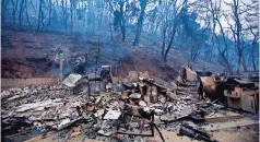  ??  ?? LAS LLAMAS consumiero­n un hogar durante el incendio en el área de lake hughes del Bosque Nacional Ángeles