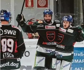  ?? Foto: Siegfried Kerpf ?? Hatten in Südtirol Grund zum Jubeln: (von links) Hans Detsch, Scott Valentine und David Stieler gewannen mit den Augsburger Panthern den Dolomiten Cup in Neumarkt.