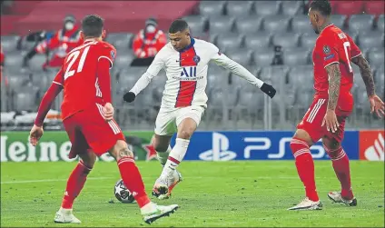  ?? FOTO: AP ?? Kylian Mbappé marcó en Múnich dos de los goles con los que el PSG de Pochettino logró imponerse al Bayern de Flick