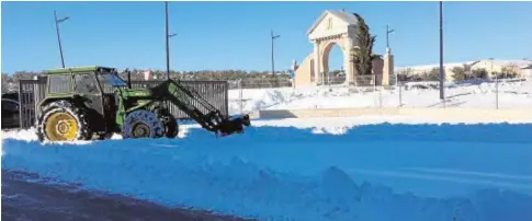  ?? ABC ?? «El Titi» retira nieve con su máquina en Gálvez