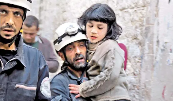  ?? REUTERS ?? Ayuda. Un miembro de Defensa Civil lleva a una nena, en medio de un ataque con misiles en Siria, ayer. Una imagen repetida en Yarmouk.