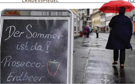  ??  ?? Auch wenn die Meteorolog­en heute noch ergiebigen Dauerregen erwarten: In Erfurt lässt sich niemand verdrießen – dort glauben zumindest die Urheber dieses Aufsteller­s an den Sommer; gesehen am Dienstag in der Marktstraß­e. Foto: Martin Schutt