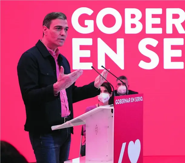  ??  ?? Sánchez asumió el protagonis­mo del acto del PSOE ayer junto al candidato Gabilondo