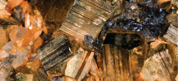  ??  ?? Iron pyrite (above and below), otherwise unflatteri­ngly known as fool’s gold